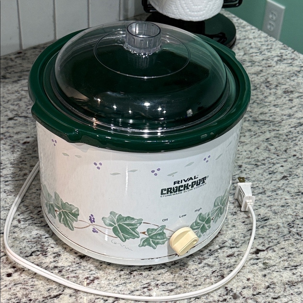 Vintage Rival 2.5 Qt Crock-Pot Slow Cooker. Ivy Grape Vine Pattern.